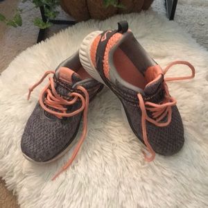 Fila girls tennis shoe